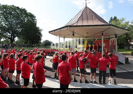 Pontypridd, Regno Unito. 20 luglio 2023. I giocatori gallesi nel palco rispondono alle domande degli scolari locali del lancio della divisa della squadra di rugby del Galles Rugby World Cup 2023 al Ynysangharad War Memorial Park giovedì 20 luglio 2023. foto di Andrew Orchard/Andrew Orchard fotografia sportiva/ Alamy Live News Credit: Andrew Orchard fotografia sportiva/Alamy Live News Foto Stock