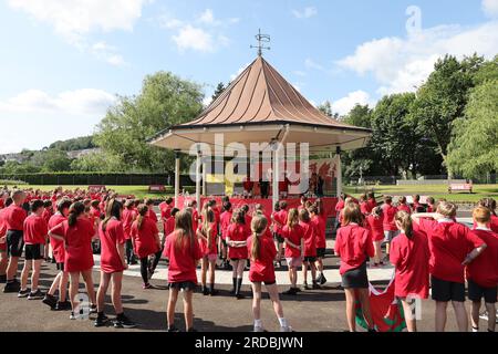 Pontypridd, Regno Unito. 20 luglio 2023. I giocatori gallesi nel palco rispondono alle domande degli scolari locali del lancio della divisa della squadra di rugby del Galles Rugby World Cup 2023 al Ynysangharad War Memorial Park giovedì 20 luglio 2023. foto di Andrew Orchard/Andrew Orchard fotografia sportiva/ Alamy Live News Credit: Andrew Orchard fotografia sportiva/Alamy Live News Foto Stock