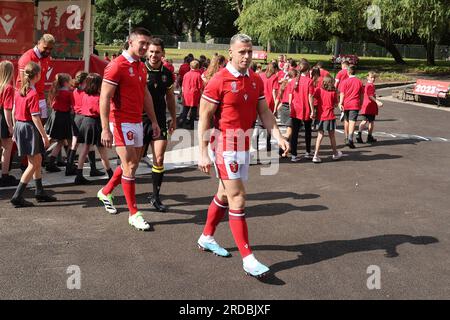 Pontypridd, Regno Unito. 20 luglio 2023. Gareth Davies del Galles con la maglia del nuovo Galles RWC al lancio della divisa della squadra di rugby del Galles Rugby World Cup 2023 al Ynysangharad War Memorial Park giovedì 20 luglio 2023. foto di Andrew Orchard/Andrew Orchard fotografia sportiva/ Alamy Live News Credit: Andrew Orchard fotografia sportiva/Alamy Live News Foto Stock