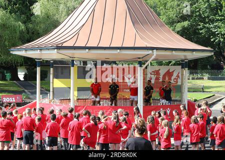 Pontypridd, Regno Unito. 20 luglio 2023. I giocatori gallesi nella tribuna rispondono alle domande degli scolari locali del lancio della divisa della squadra di rugby del Galles Rugby World Cup 2023 al Ynysangharad War Memorial Park a Pontypridd, Galles del Sud, giovedì 20 luglio 2023. foto di Andrew Orchard/Andrew Orchard fotografia sportiva/ Alamy Live News Credit: Andrew Orchard fotografia sportiva/Alamy Live News Foto Stock