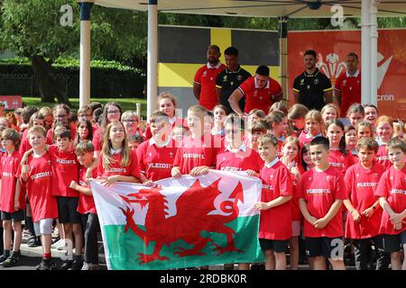 Pontypridd, Regno Unito. 20 luglio 2023. I giocatori gallesi nella tribuna rispondono alle domande degli scolari locali del lancio della divisa della squadra di rugby del Galles Rugby World Cup 2023 al Ynysangharad War Memorial Park a Pontypridd, Galles del Sud, giovedì 20 luglio 2023. foto di Andrew Orchard/Andrew Orchard fotografia sportiva/ Alamy Live News Credit: Andrew Orchard fotografia sportiva/Alamy Live News Foto Stock