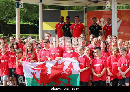 Pontypridd, Regno Unito. 20 luglio 2023. I giocatori gallesi nella tribuna rispondono alle domande degli scolari locali del lancio della divisa della squadra di rugby del Galles Rugby World Cup 2023 al Ynysangharad War Memorial Park a Pontypridd, Galles del Sud, giovedì 20 luglio 2023. foto di Andrew Orchard/Andrew Orchard fotografia sportiva/ Alamy Live News Credit: Andrew Orchard fotografia sportiva/Alamy Live News Foto Stock