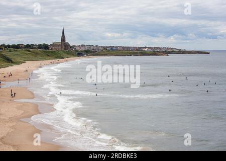 Tynemouth Beach Long Sands con surfisti Foto Stock