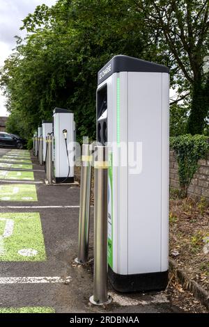 Punto di ricarica per veicoli elettrici presso New Street Car Park, Chipping Norton, Oxfordshire, Inghilterra, Regno Unito - EZ-Charge Foto Stock