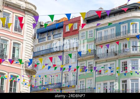 Colorata decorazione baner a Porto a sao joao Festa di san giovanni battista con sfondo residenziale Foto Stock