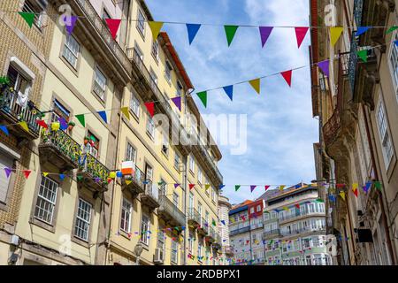 Colorata decorazione baner a Porto a sao joao Festa di san giovanni battista con sfondo residenziale Foto Stock
