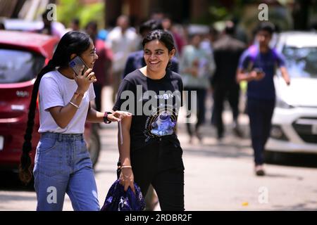 Madhya Pradesh, Jabalpur, India. 20 luglio 2023: I candidati escono da un centro di esame dopo essere apparsi per l'esame MPPSC MAINS a Jabalpur. Foto di - Uma Shankar Mishra Foto Stock