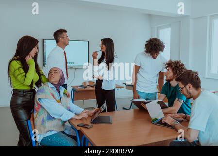 Un gruppo eterogeneo di studenti si riunisce in una moderna classe scolastica, impegnandosi con passione in discussioni vivaci su vari progetti, abbracciando Foto Stock