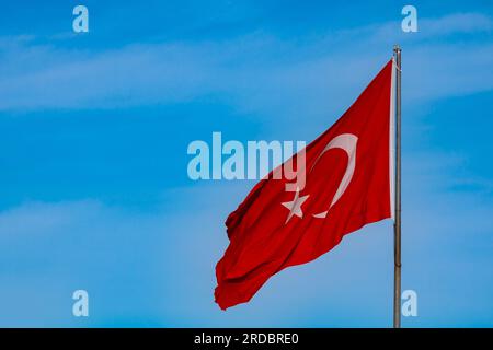 Bandiera turca. Foto di sfondo delle festività nazionali di Turkiye. Turk Bayragi in turco. Foto Stock