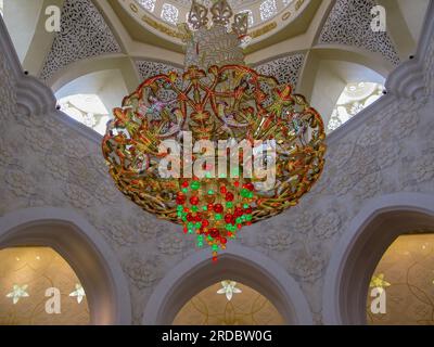 Magnifico lampadario decorato con cristalli Swarovski nella grande Moschea Sheikh Zayed, Abu Dhabi, Emirati Arabi Uniti Foto Stock