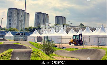 Glasgow, Scozia, Regno Unito 20 luglio 2023. I campionati del mondo di ciclismo UCI cominciano a materializzarsi in città poiché il centro BMX nel sobborgo di Knightswood ha erette tribune e un enorme villaggio tendato appare nei terreni. Credit Gerard Ferry/Alamy Live News Foto Stock