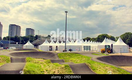 Glasgow, Scozia, Regno Unito 20 luglio 2023. I campionati del mondo di ciclismo UCI cominciano a materializzarsi in città poiché il centro BMX nel sobborgo di Knightswood ha erette tribune e un enorme villaggio tendato appare nei terreni. Credit Gerard Ferry/Alamy Live News Foto Stock