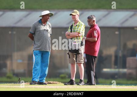 Il Bangladesh Cricket Board (BCB) ha nominato Tony Hemming (maglietta gialla) come curatore. Hemming è un curatore ed educatore di cricket di grande esperienza Foto Stock