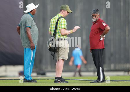 Il Bangladesh Cricket Board (BCB) ha nominato Tony Hemming (maglietta gialla) come curatore. Hemming è un curatore ed educatore di cricket di grande esperienza Foto Stock