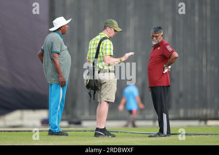 Il Bangladesh Cricket Board (BCB) ha nominato Tony Hemming (maglietta gialla) come curatore. Hemming è un curatore ed educatore di cricket di grande esperienza Foto Stock