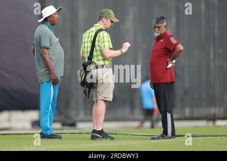 Il Bangladesh Cricket Board (BCB) ha nominato Tony Hemming (maglietta gialla) come curatore. Hemming è un curatore ed educatore di cricket di grande esperienza Foto Stock