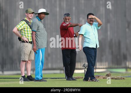 Il Bangladesh Cricket Board (BCB) ha nominato Tony Hemming (maglietta gialla) come curatore. Hemming è un curatore ed educatore di cricket di grande esperienza Foto Stock