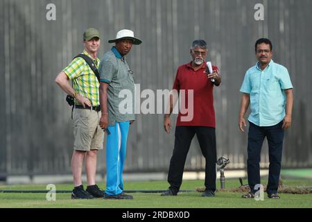 Il Bangladesh Cricket Board (BCB) ha nominato Tony Hemming (maglietta gialla) come curatore. Hemming è un curatore ed educatore di cricket di grande esperienza Foto Stock