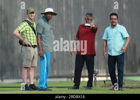 Il Bangladesh Cricket Board (BCB) ha nominato Tony Hemming (maglietta gialla) come curatore. Hemming è un curatore ed educatore di cricket di grande esperienza Foto Stock