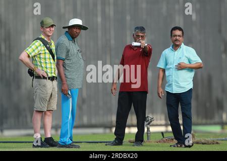 Il Bangladesh Cricket Board (BCB) ha nominato Tony Hemming (maglietta gialla) come curatore. Hemming è un curatore ed educatore di cricket di grande esperienza Foto Stock