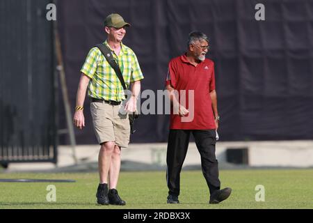 Il Bangladesh Cricket Board (BCB) ha nominato Tony Hemming (maglietta gialla) come curatore. Hemming è un curatore ed educatore di cricket di grande esperienza Foto Stock