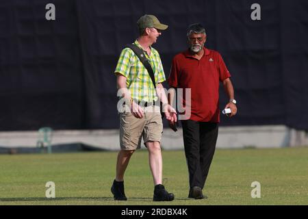 Il Bangladesh Cricket Board (BCB) ha nominato Tony Hemming (maglietta gialla) come curatore. Hemming è un curatore ed educatore di cricket di grande esperienza Foto Stock