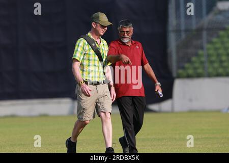 Il Bangladesh Cricket Board (BCB) ha nominato Tony Hemming (maglietta gialla) come curatore. Hemming è un curatore ed educatore di cricket di grande esperienza Foto Stock