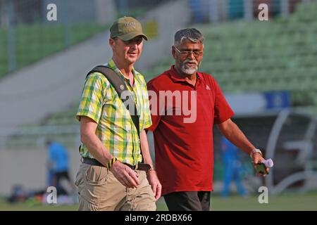 Il Bangladesh Cricket Board (BCB) ha nominato Tony Hemming (maglietta gialla) come curatore. Hemming è un curatore ed educatore di cricket di grande esperienza Foto Stock