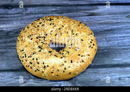 Cracker rotondi croccanti bastoncini ricoperti di sesamo, finocchio, anice e semi di baraka da semi neri o nigella sativa, appena sfornati e pronti Foto Stock