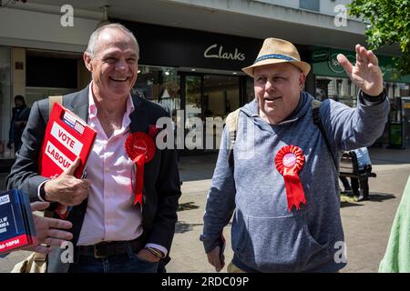 Londra, Regno Unito. 20 luglio 2023. (R) il Cllr laburista Alan Mitchell, Feltham Central, impersona Boris Johnson durante le campagne con gli attivisti del partito laburista a Uxbridge, nel nord-ovest di Londra. I residenti locali nel collegio di Uxbridge e South Ruislip stanno votando in un'elezione suppletiva per scegliere il loro nuovo membro del Parlamento dopo le dimissioni del loro ex deputato, Boris Johnson. Altre due circoscrizioni, Selby e Ainsty, e Somerton e Frome, vinte dai conservatori alle ultime elezioni generali del 2019, oggi si tengono elezioni suppletive. Crediti: Stephen Chung / Alamy Live News Foto Stock