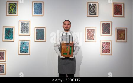 Christie's, Londra, Regno Unito. 20 luglio 2023. La più grande mostra di arte araba che si terrà a Londra, Arte moderna e Contemporanea del mondo arabo si terrà dal 20 luglio al 23 agosto. Immagine: Hassan Sharif, Emirati 1951-2016), Dollaro di sabbia n. 7 (Emirati Art Reimagined: Hassan Sharif and the Contemporary Voices). Crediti: Malcolm Park/Alamy Live News Foto Stock