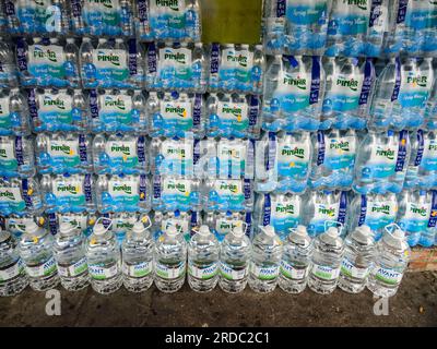 È stata riscontrata una natura morta commerciale di modelli ripetuti di bottiglie d'acqua impilate Foto Stock