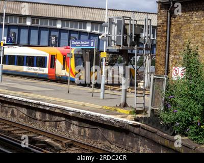 Sezione di binario presso la stazione ferroviaria di Clapham Junction con treno Foto Stock