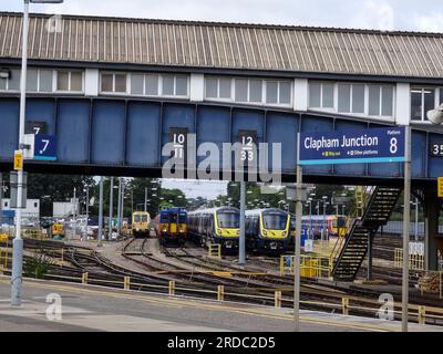 Sezione di binario presso la stazione ferroviaria di Clapham Junction con treno Foto Stock