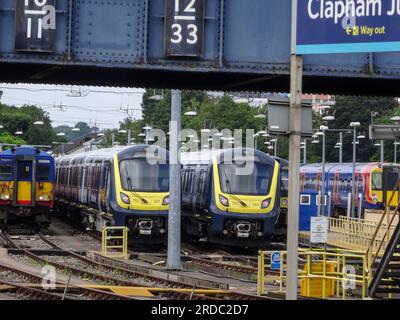 Sezione di binario presso la stazione ferroviaria di Clapham Junction con treno Foto Stock