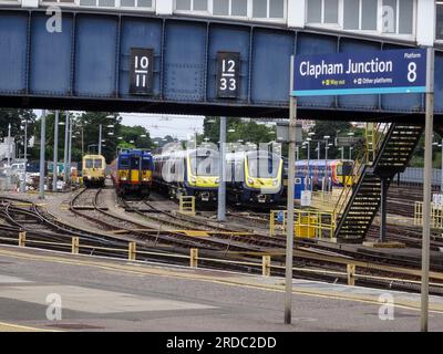 Sezione di binario presso la stazione ferroviaria di Clapham Junction con treno Foto Stock