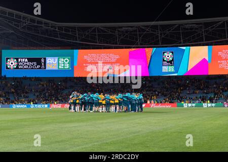 Sydney, Australia. 20 luglio 2023. I giocatori australiani si tirano l'un l'altro prima di una partita del gruppo B tra Australia e Irlanda alla Coppa del mondo femminile FIFA Australia & New Zealand 2023 a Sydney, Australia, 20 luglio 2023. Credito: HU Jingchen/Xinhua/Alamy Live News Foto Stock