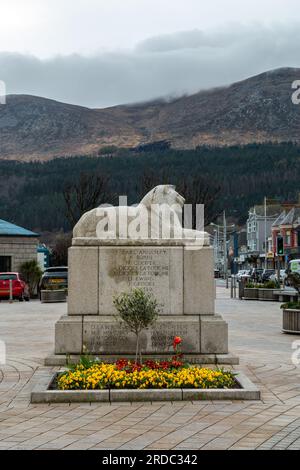 Un leone di granito sul memoriale di guerra a Newcastle, Co. Down, Irlanda del Nord, Regno Unito Foto Stock