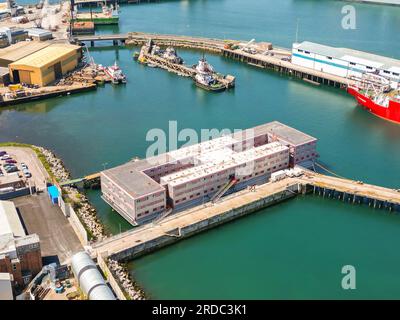 Portland, Dorset, Regno Unito. 20 luglio 2023. Vista aerea della chiatta dell'alloggio Bibby Stockholm presso il suo molo presso il porto di Portland vicino a Weymouth nel Dorset, dove ospiterà fino a 500 richiedenti asilo per i prossimi 18 mesi. E' arrivato martedì mattina ed è pronto ad accogliere i primi richiedenti asilo che dovrebbero arrivare la prossima settimana. Foto: Graham Hunt/Alamy Live News Foto Stock