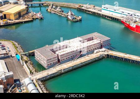 Portland, Dorset, Regno Unito. 20 luglio 2023. Vista aerea della chiatta dell'alloggio Bibby Stockholm presso il suo molo presso il porto di Portland vicino a Weymouth nel Dorset, dove ospiterà fino a 500 richiedenti asilo per i prossimi 18 mesi. E' arrivato martedì mattina ed è pronto ad accogliere i primi richiedenti asilo che dovrebbero arrivare la prossima settimana. Foto: Graham Hunt/Alamy Live News Foto Stock