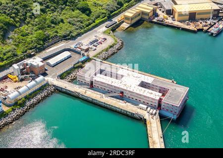 Portland, Dorset, Regno Unito. 20 luglio 2023. Vista aerea della chiatta dell'alloggio Bibby Stockholm presso il suo molo presso il porto di Portland vicino a Weymouth nel Dorset, dove ospiterà fino a 500 richiedenti asilo per i prossimi 18 mesi. E' arrivato martedì mattina ed è pronto ad accogliere i primi richiedenti asilo che dovrebbero arrivare la prossima settimana. Foto: Graham Hunt/Alamy Live News Foto Stock