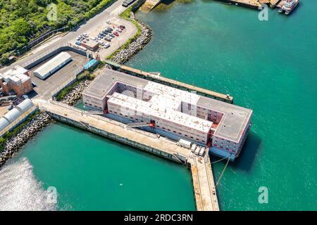 Portland, Dorset, Regno Unito. 20 luglio 2023. Vista aerea della chiatta dell'alloggio Bibby Stockholm presso il suo molo presso il porto di Portland vicino a Weymouth nel Dorset, dove ospiterà fino a 500 richiedenti asilo per i prossimi 18 mesi. E' arrivato martedì mattina ed è pronto ad accogliere i primi richiedenti asilo che dovrebbero arrivare la prossima settimana. Foto: Graham Hunt/Alamy Live News Foto Stock