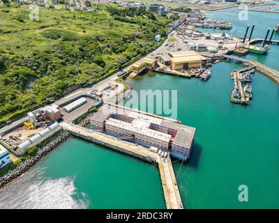 Portland, Dorset, Regno Unito. 20 luglio 2023. Vista aerea della chiatta dell'alloggio Bibby Stockholm presso il suo molo presso il porto di Portland vicino a Weymouth nel Dorset, dove ospiterà fino a 500 richiedenti asilo per i prossimi 18 mesi. E' arrivato martedì mattina ed è pronto ad accogliere i primi richiedenti asilo che dovrebbero arrivare la prossima settimana. Foto: Graham Hunt/Alamy Live News Foto Stock