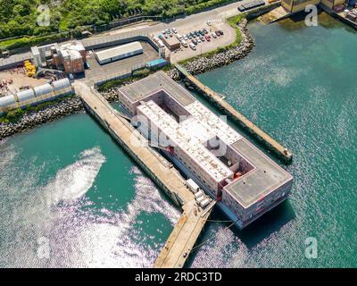 Portland, Dorset, Regno Unito. 20 luglio 2023. Vista aerea della chiatta dell'alloggio Bibby Stockholm presso il suo molo presso il porto di Portland vicino a Weymouth nel Dorset, dove ospiterà fino a 500 richiedenti asilo per i prossimi 18 mesi. E' arrivato martedì mattina ed è pronto ad accogliere i primi richiedenti asilo che dovrebbero arrivare la prossima settimana. Foto: Graham Hunt/Alamy Live News Foto Stock