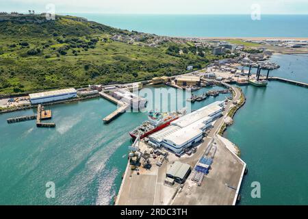 Portland, Dorset, Regno Unito. 20 luglio 2023. Vista aerea della chiatta dell'alloggio Bibby Stockholm presso il suo molo presso il porto di Portland vicino a Weymouth nel Dorset, dove ospiterà fino a 500 richiedenti asilo per i prossimi 18 mesi. E' arrivato martedì mattina ed è pronto ad accogliere i primi richiedenti asilo che dovrebbero arrivare la prossima settimana. Foto: Graham Hunt/Alamy Live News Foto Stock