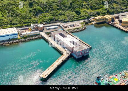 Portland, Dorset, Regno Unito. 20 luglio 2023. Vista aerea della chiatta dell'alloggio Bibby Stockholm presso il suo molo presso il porto di Portland vicino a Weymouth nel Dorset, dove ospiterà fino a 500 richiedenti asilo per i prossimi 18 mesi. E' arrivato martedì mattina ed è pronto ad accogliere i primi richiedenti asilo che dovrebbero arrivare la prossima settimana. Foto: Graham Hunt/Alamy Live News Foto Stock