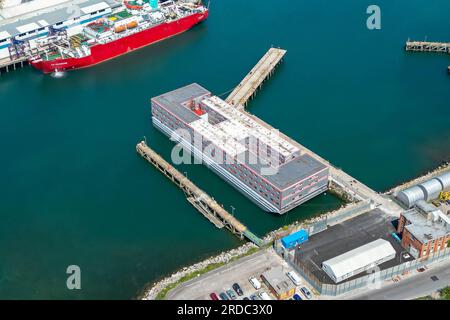 Portland, Dorset, Regno Unito. 20 luglio 2023. Vista aerea della chiatta dell'alloggio Bibby Stockholm presso il suo molo presso il porto di Portland vicino a Weymouth nel Dorset, dove ospiterà fino a 500 richiedenti asilo per i prossimi 18 mesi. E' arrivato martedì mattina ed è pronto ad accogliere i primi richiedenti asilo che dovrebbero arrivare la prossima settimana. Foto: Graham Hunt/Alamy Live News Foto Stock