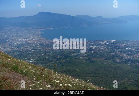 Vista dal Vesuvio, vulcano in Italia vicino a Napoli, sul Golfo di Napoli guardando verso Sorrento Foto Stock