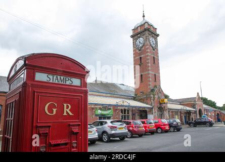 La stazione della metropolitana di Whitely Bay è una cassetta postale rossa Foto Stock