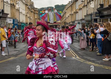Ballerini e musicisti vestiti con costumi decorati sfilano per le strade di Bath nel carnevale annuale. Foto Stock